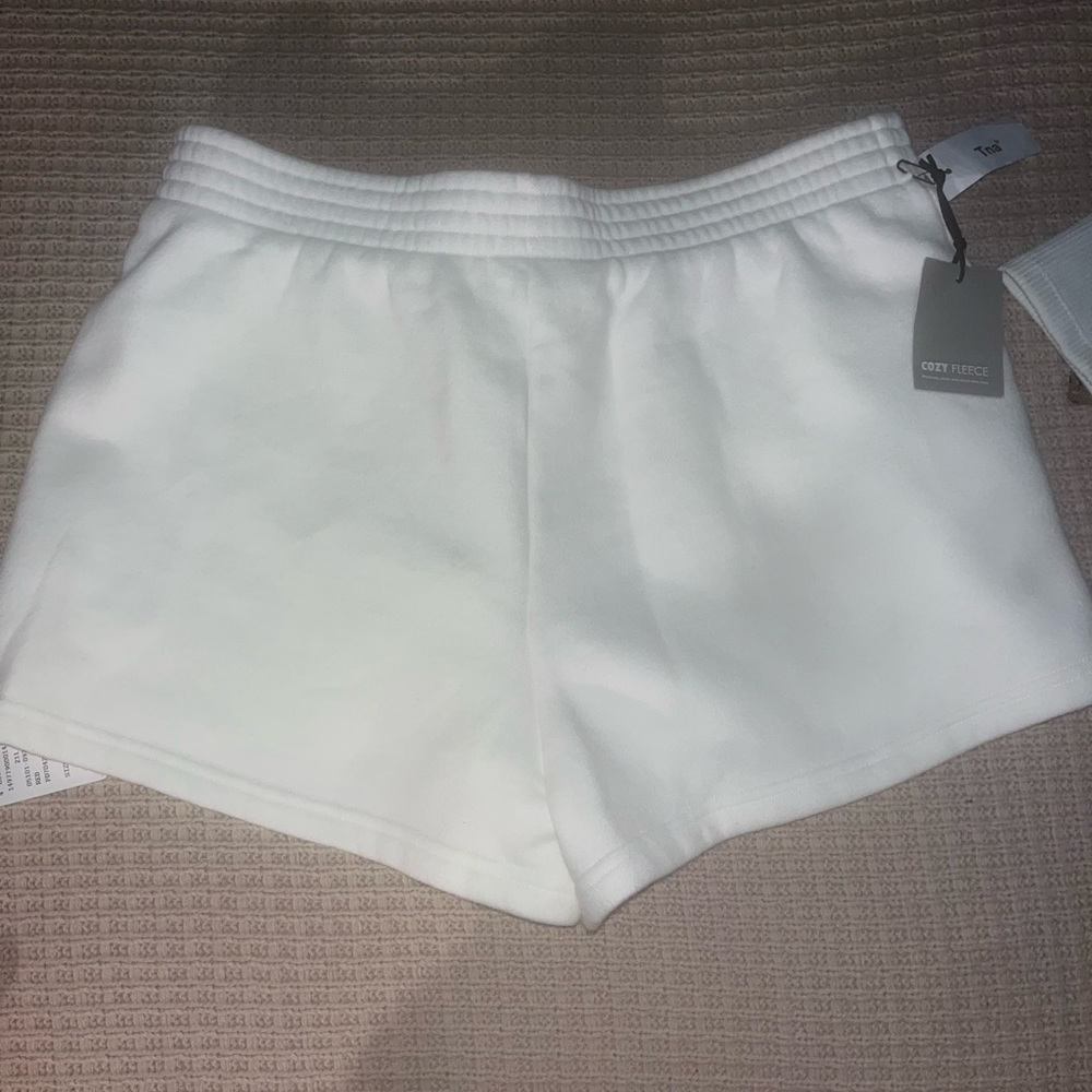 White sooofttt shorts from aritzia ⚪️